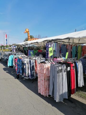 Markkinakoju jossa myynnissä vaatteita