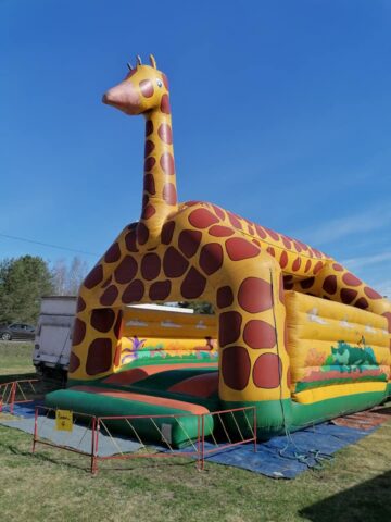 Markkina-alueella lapsille kirahvin mallinen pomppulinna.