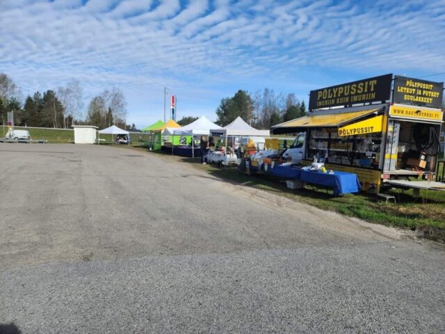 Markkinakojuja piha-alueen laidalla.