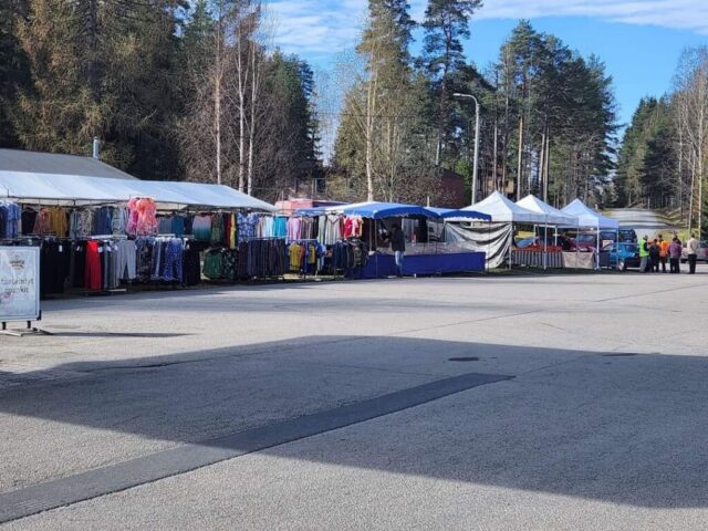 Markkinakojuja piha-alueen laidalla.