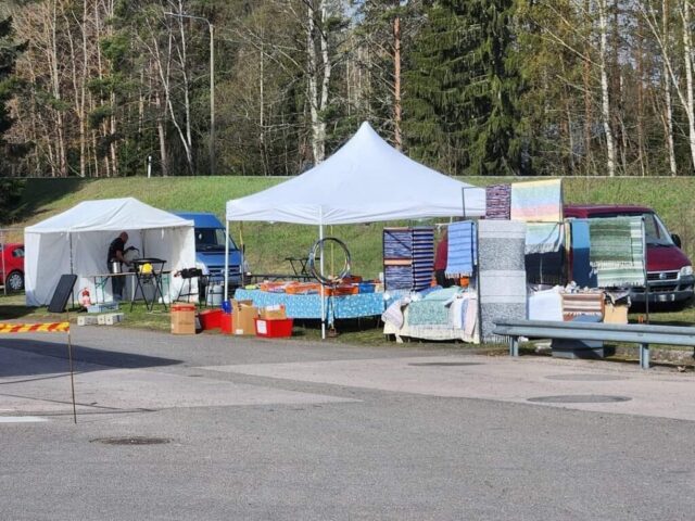 Markkinakojuja piha-alueen laidalla.