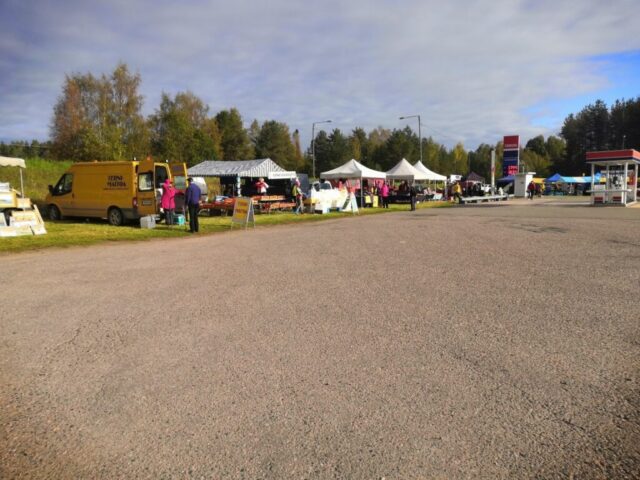 Markkinakojuja piha-alueen laidalla.
