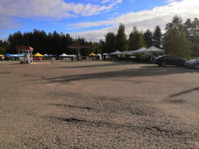 Markkinakojuja piha-alueen laidalla.