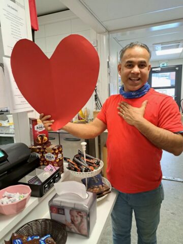 Omistaja punainen paperisydän kädessään.