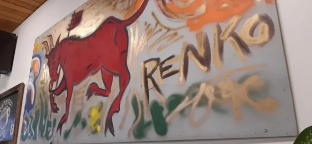 Kahvilan taidetta. Taulussa Rengon punainen härkä.