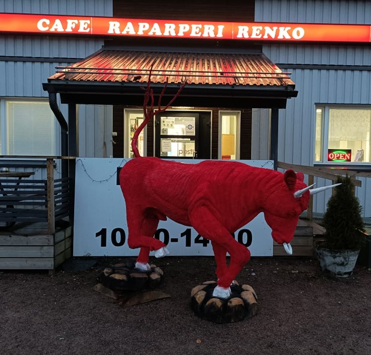 härän muotoinen puuveistos